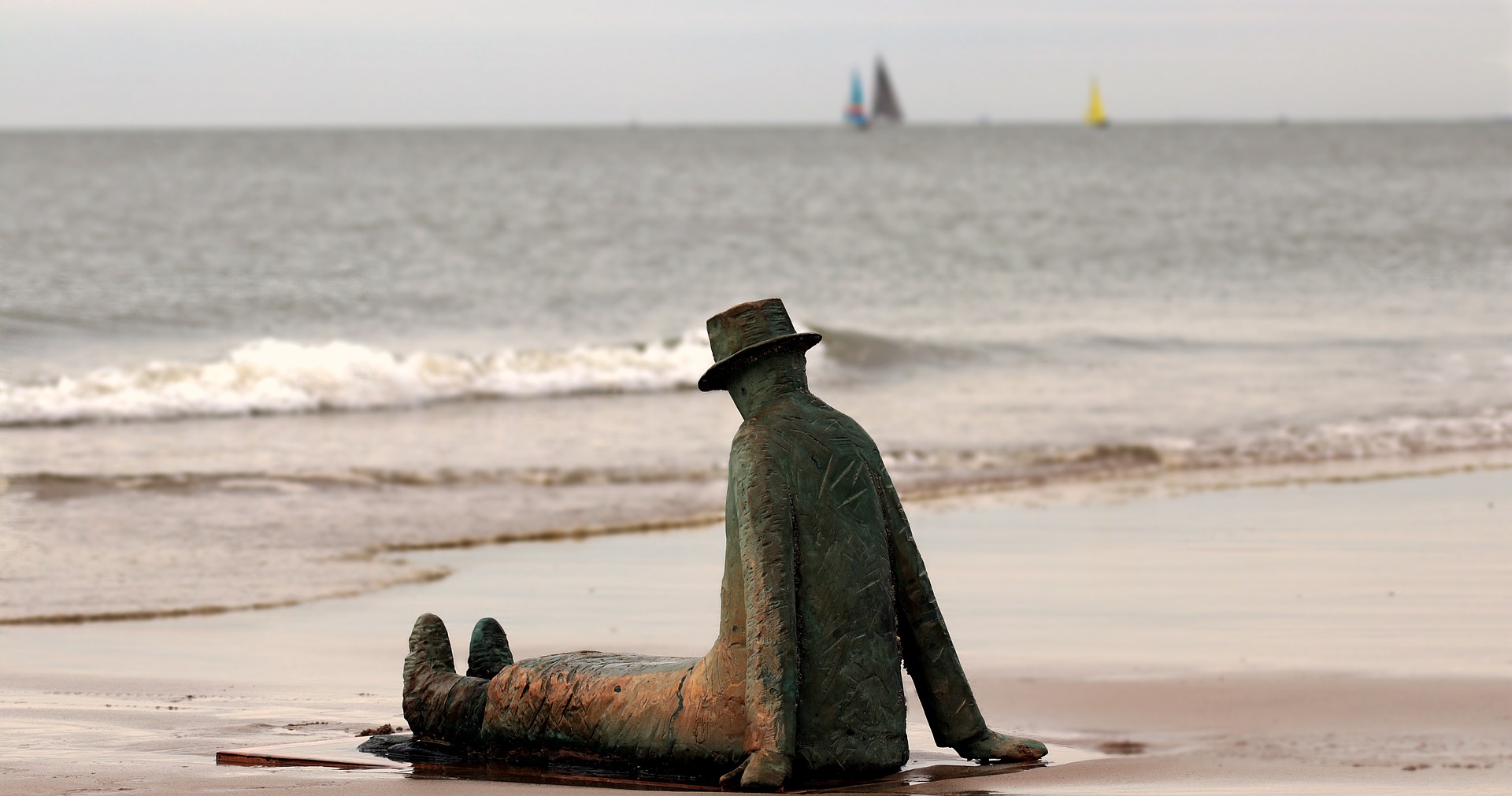beach statue